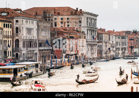 Vue de Venise pont du Rialto, avec de nombreux bateaux déménagement sur canal, et belle architecture italienne Banque D'Images