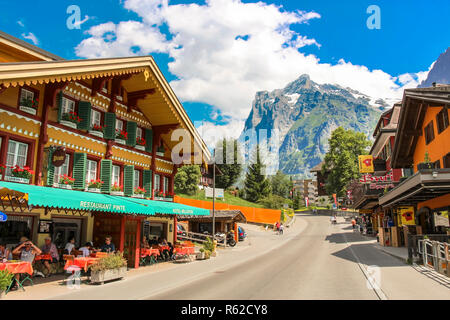 Grindelwald, Suisse - Juillet 2013 : Dorfstrasse street à Grindelwald avec parties de Mattenberg en arrière-plan Banque D'Images