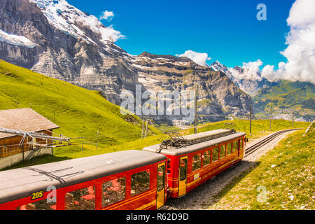 La Jungfraubahn train transporte les touristes à la gare de Jungfraujoch, la gare la plus haute d'Europe, à partir de la petite Scheidegg et la ville de G Banque D'Images