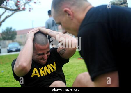 Le Sgt. Carlos Garcia Velasquez, un spécialiste des ressources humaines avec la 90e Brigade de maintien en puissance, procède à des redressements assis pendant la compétition meilleur guerrier organisé par le 79e congrès annuel de Camp Pendleton, en Californie, le 4 mai 2017. L'ARMÉE AMÉRICAINE La 79e réserve le Commandement de soutien Soutien organisé leur meilleur Guerrier 2017 Compétition à Camp Pendleton, en Californie, du 3 au 6 mai. Le meilleur guerrier concours recherche le meilleur candidat qui définit un soldat de l'Armée américaine par des soldats d'essai physique et mentale. La compétition était composée d'un soldat enrôlé et un officier du rang de l'un des quatre étoiles de pers Banque D'Images