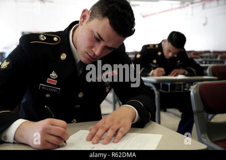 La CPS. Mitchell Willyard, un spécialiste des ressources humaines avec le 620th Bataillon de soutien au maintien en puissance de combat, écrit un essai pendant le meilleur guerrier concours animé par le 79e Commandement de soutien Soutien à Camp Pendleton, Californie, le 4 mai 2017. L'ARMÉE AMÉRICAINE La 79e réserve le Commandement de soutien Soutien organisé leur meilleur Guerrier 2017 Compétition à Camp Pendleton, en Californie, du 3 au 6 mai. Le meilleur guerrier concours recherche le meilleur candidat qui définit un soldat de l'Armée américaine par des soldats d'essai physique et mentale. La compétition était composée d'un soldat enrôlé et un sous-offic Banque D'Images