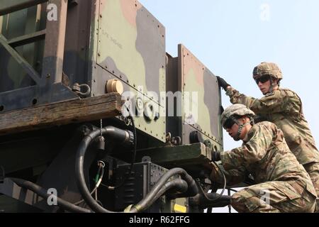 Les membres de la 35e Brigade d'artillerie de défense aérienne de lancement du système de missile Patriot recharger recharger un équipage de conduite au cours de l'exercice de la brigade de missiles humains de l'année, le 15 octobre, à la base aérienne de Suwon, Corée du Sud. Les défenseurs de l'air de l'ensemble de la Brigade de Dragon a participé plus de quatre jours d'événements rigoureux pour déterminer les équipes de défense aérienne de l'appareil. Banque D'Images