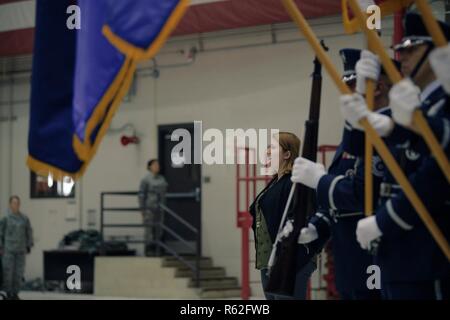 Erica Kilgore, fille du colonel Robert Kilgore, commandant sortant de la 107e Escadre, attaque de la Garde Nationale de New York, chante l'hymne national au début d'une cérémonie de passation de commandement à la station de la Réserve aérienne de Niagara Falls, NY, le 17 novembre 2018. Kilgore a quitté le commandement en tant que vice-commandant de l'escadre, le Colonel Gary Charlton, prend le commandement de la 107ème. Banque D'Images