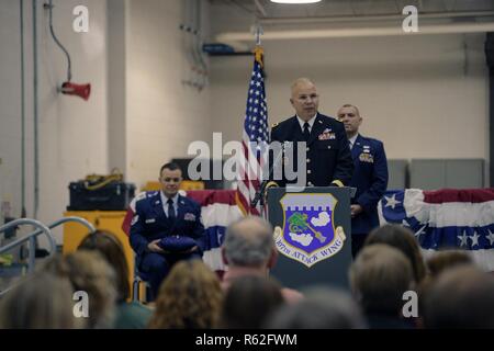 Le Général Raymond Shields, adjudant général de l'État de New York, des adresses les aviateurs de l'attaque de la 107e Escadre, de la Garde Nationale de New York, au cours d'une cérémonie de passation de commandement à la station de la Réserve aérienne de Niagara Falls, NY, le 17 novembre 2018. Le Colonel Robert Kilgore a quitté le commandement de l'escadre du vice-commandant de l'escadre, le Colonel Gary Charlton. Banque D'Images