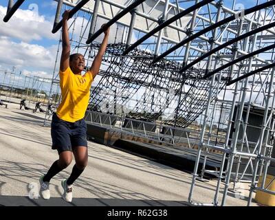 SELMA, Alabama (nov. 17, 2018) 1re classe technique Technicien Cryptologic Mikala Hawkins, originaire de Saint Louis, Missouri, et un instructeur de cryptologie du technicien (technique) "C" l'école à la guerre de l'Information de commande Formation Corry, participe à la bataille de guerrier Alpha Inter parc Retama. La bataille 15 combiné les obstacles et les machines de remise en forme, l'essai des capacités dans des domaines tels que l'escalade, anneaux de gymnastique, l'haltérophilie, courir, sauter et tirer-se lève. Banque D'Images