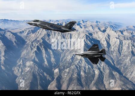 Deux F-35 Lightning II C, attaché à la "Argonautes" de Strike Fighter Squadron (VFA) 147, stationné à la base aéronavale de Lemoore, volent en formation pour une photo de l'exercice. VFA-147 est la première opérationnelle de la Marine américaine F-35C Squadron basé à NAS Lemoore. Commandant, Joint Strike Fighter Wing, basé à la base aéronavale de Lemoore, Californie s'assure que chaque escadron de F-35C est entièrement prêt au combat à mener des porte-avions, tous les temps, l'attaque, le fighter et missions d'appui au commandement, Naval Air Forces. Avec sa furtivité, capteurs avancés, d'armes et de capacité, le F-35C sera Banque D'Images