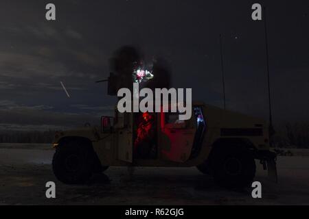 Les parachutistes de l'armée attribuée à Dog Company, 3e Bataillon, 509e Parachute Infantry Regiment d'infanterie, 4e Brigade Combat Team (Airborne), 25e Division d'infanterie de l'armée américaine, l'Alaska, prête un M2A1 au cours de la mitrailleuse montée nuit de tir réel à Joint Base Elmendorf-Richardson, Alaska, le 16 novembre 2018. Durant la formation, les soldats engagés - à partir d'une plate-forme montée de nuit - plusieurs cibles à différentes distances avec M240B et M2A1 pour affiner leurs mitrailleuses montées adresse au tir. Banque D'Images