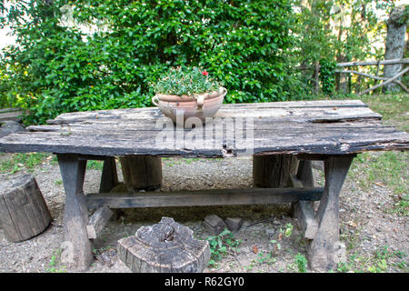 Table en bois dans l'arrière-cour d'une maison de campagne Banque D'Images