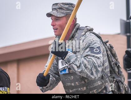 Tech. Le Sgt. Cory Shaw, un recruteur à la 138e Escadre de chasse, Tulsa, Oklahoma, yeux demi-marathon ligne d'arrivée le 18 novembre 2018 à la route 66 Williams Marathon, Tulsa, Oklahoma. Shaw s'exécute la Route 66 Demi-marathon chaque année en l'honneur des soldats tombés. Banque D'Images