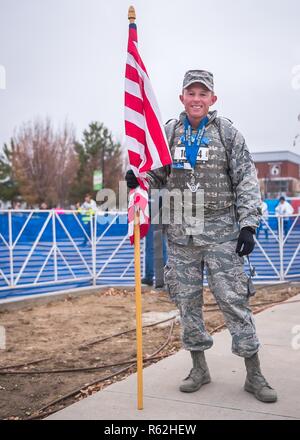 Tech. Le Sgt. Cory Shaw, un recruteur à la 138e Escadre de chasse, Tulsa, Oklahoma, achève la Route 66 Demi-marathon le 18 novembre 2018 à la route 66 Williams Marathon, Tulsa, Oklahoma. Shaw s'exécute la Route 66 Demi-marathon chaque année avec un ruck 80 livres en l'honneur des soldats tombés. Banque D'Images