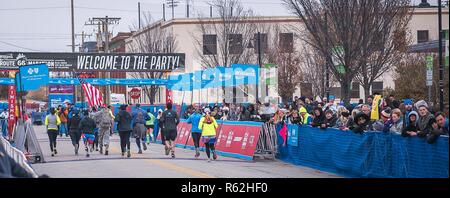 Tech. Le Sgt. Cory Shaw, un recruteur à la 138e Escadre de chasse, Tulsa, Oklahoma, sprints vers la ligne d'arrivée le 18 novembre 2018 à la route 66 Williams Marathon, Tulsa, Oklahoma. Shaw a terminé le semi-marathon de 13,1 km avec un temps de 4:21:02. Banque D'Images