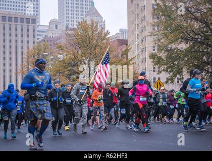 Tech. Le Sgt. Cory Shaw, un recruteur à la 138e Escadre de chasse, Tulsa, Oklahoma, commence la Route 66 Demi-marathon le 18 novembre 2018 à la route 66 Williams Marathon, Tulsa, Oklahoma. Shaw a couru 13.1 miles en l'honneur des soldats tombés. Banque D'Images