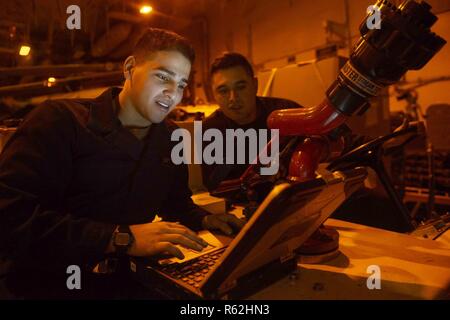 Mer Méditerranée (nov. 18, 2018) Technicien d'équipement de soutien à l'Aviation aviateur Adrian Chavez, l'avant et l'Airman Johnson Martinez mener une inspection sur un incendie à bord d'un tracteur dans la zone à bord de la classe Nimitz porte-avions USS Harry S. Truman (CVN 75). Actuellement dans la sixième flotte américaine zone d'opérations, Harry S. Truman continuera de favoriser la coopération avec les alliés et partenaires, renforcer la stabilité régionale, et rester vigilant, agile et dynamique. Banque D'Images