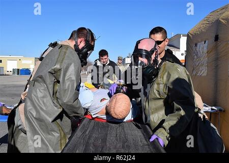 L'Idaho National Guard's 101e d'armes de destruction massive, de l'aide aux civils, l'équipe de compétences conduite Cours de familiarisation sur le terrain Gowen pendant une petite exercice interne, 19 novembre. Les membres de la famille ont été invités ainsi que le service d'incendie. Champ Gowen Les membres de l'équipe de formation, à l'occasion de montrer à leurs enfants et les conjoints ce qu'ils font ainsi que d'intervention pour la pratique et les procédures de décontamination. Banque D'Images