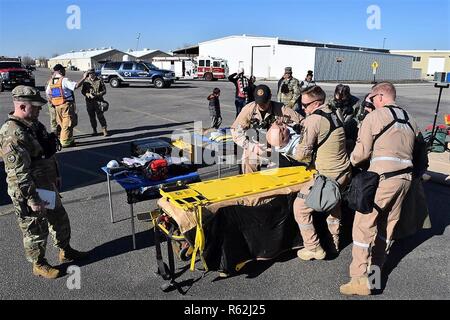 L'Idaho National Guard's 101e d'armes de destruction massive, de l'aide aux civils, l'équipe de compétences conduite Cours de familiarisation sur le terrain Gowen pendant une petite exercice interne, 19 novembre. Les membres de la famille ont été invités ainsi que le service d'incendie. Champ Gowen Les membres de l'équipe de formation, à l'occasion de montrer à leurs enfants et les conjoints ce qu'ils font ainsi que d'intervention pour la pratique et les procédures de décontamination. Banque D'Images