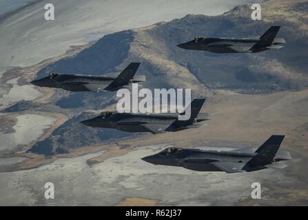 Une formation de F-35 Lightning II à partir de la 388e et 419e escadres de chasse stationnés à Hill Air Force Base, effectuer des manœuvres aériennes au cours d'un exercice de la puissance de combat au cours de l'Utah et Test Gamme de formation, 19 novembre 2018. L'exercice vise à confirmer leur capacité à rapidement employer une grande force de jets d'air et contre les cibles au sol, et démontrer la volonté et la létalité du F-35A. Comme le premier prêt au combat F-35 dans l'unité de l'Armée de l'air, la 388e et 419e FW sont prêts à se déployer partout dans le monde. Banque D'Images