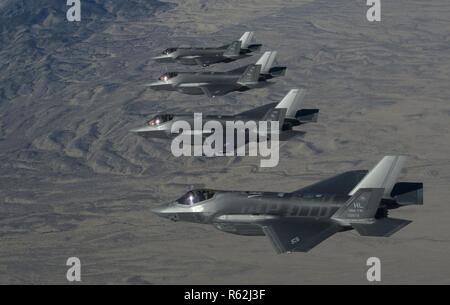 Une formation de F-35 Lightning II à partir de la 388e et 419e escadres de chasse stationnés à Hill Air Force Base, effectuer des manœuvres aériennes au cours d'un exercice de la puissance de combat au cours de l'Utah et Test Gamme de formation, 19 novembre 2018. L'exercice vise à confirmer leur capacité à rapidement employer une grande force de jets d'air et contre les cibles au sol, et démontrer la volonté et la létalité du F-35A. Comme le premier prêt au combat F-35 dans l'unité de l'Armée de l'air, la 388e et 419e FW sont prêts à se déployer partout dans le monde. Banque D'Images