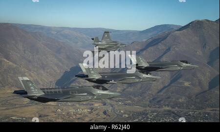 Une formation de F-35 Lightning II à partir de la 388e et 419e escadres de chasse stationnés à Hill Air Force Base, effectuer des manœuvres aériennes au cours d'un exercice de la puissance de combat plus de Hill Air Force Base, 19 novembre 2018. L'exercice vise à confirmer leur capacité à rapidement employer une grande force de jets d'air et contre les cibles au sol, et démontrer la volonté et la létalité du F-35A. Comme le premier prêt au combat F-35 dans l'unité de l'Armée de l'air, la 388e et 419e FW sont prêts à se déployer partout dans le monde. Banque D'Images