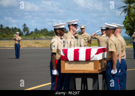 Le capitaine du Corps des Marines américain Nicholas Boivin, gauche, planificateur militaire, la défense POW/MIA Agence Comptable (DPAA), et le sergent d'artillerie. Ethan Schrader, chef d'équipe, DPAA, salut au cours d'une cérémonie de rapatriement à Betio, Tarawa Atoll, République de Kiribati, le 20 novembre, 2018. La cérémonie a eu lieu à la mémoire de tous ceux qui ont fait le sacrifice ultime au cours de la bataille de Tarawa, en 1943, et en tout honneur transférer plusieurs vestiges et artefacts retour à la zone continentale des États-Unis Banque D'Images