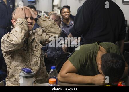 Golfe arabique - U.S. Marine Cpl. Rudolphe Kima, un moteur avec l'opérateur de transport du bataillon logistique de combat 13, 13e Marine Expeditionary Unit (MEU), l'accent au cours d'un tournoi de la Fifa à bord de la classe Whidbey Island landing ship dock USS Rushmore (LSD 47), le 20 novembre, 2018. Le groupe amphibie d'Essex et 13e MEU sont déployés dans le domaine de la 5e flotte américaine des opérations à l'appui des opérations navales pour assurer la stabilité et la sécurité maritime dans la région Centrale, reliant la Méditerranée et le Pacifique à travers l'ouest de l'Océan indien et trois points d'étranglement stratégiques. Banque D'Images