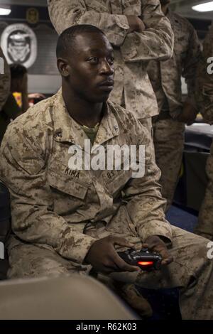 Golfe arabique - U.S. Marine Cpl. Rudolphe Kima, un moteur avec l'opérateur de transport du bataillon logistique de combat 13, 13e Marine Expeditionary Unit (MEU), l'accent au cours d'un tournoi de la Fifa à bord de la classe Whidbey Island landing ship dock USS Rushmore (LSD 47), le 20 novembre, 2018. Le groupe amphibie d'Essex et 13e MEU sont déployés dans le domaine de la 5e flotte américaine des opérations à l'appui des opérations navales pour assurer la stabilité et la sécurité maritime dans la région Centrale, reliant la Méditerranée et le Pacifique à travers l'ouest de l'Océan indien et trois points d'étranglement stratégiques. Banque D'Images