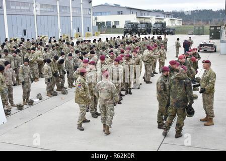 Les parachutistes américains affectés au 4e Bataillon, 319e Régiment d'artillerie aéroporté, 173e Brigade aéroportée et britanniques et des soldats allemands mener une opération aéroportée pour manifeste Toy goutte à la caserne de La Tour, Grafenwoehr, Allemagne, 19 novembre 2018. Banque D'Images
