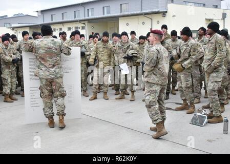 Les parachutistes américains affectés au 4e Bataillon, 319e Régiment d'artillerie aéroporté, 173e Brigade aéroportée recevoir un exposé lorsqu'on réalise une opération aéroportée pour manifeste Toy goutte à la caserne de La Tour, Grafenwoehr, Allemagne, 19 novembre 2018. Banque D'Images