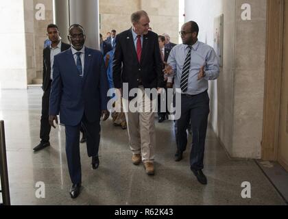 Kelly Trent rép. (R-MS-1) promenades avec Mohamed Ali Houmed, le président de l'Assemblée nationale de Djibouti, et d'autres membres de l'assemblée au cours de la première visite de la délégation du Congrès à Djibouti, le 21 novembre 2018. Les délégués du congrès s'est rendu à Djibouti pour visiter les forces américaines et les représentants de l'ambassade, et rencontrer des dirigeants de la défense nationale pour comprendre l'état actuel de préparation et de sécurité. Banque D'Images