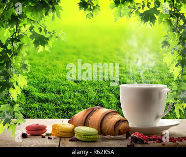 Tasse blanche et macarons Banque D'Images