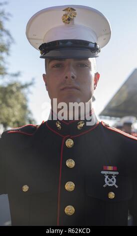 La FPC. Kyle R. Moore, honneur diplômé pour 3094 peloton, Compagnie India, 3e Bataillon, a obtenu son diplôme de formation des recrues boot camp le 21 novembre 2018. Moore est d'une part, le commerce, Mich. Banque D'Images