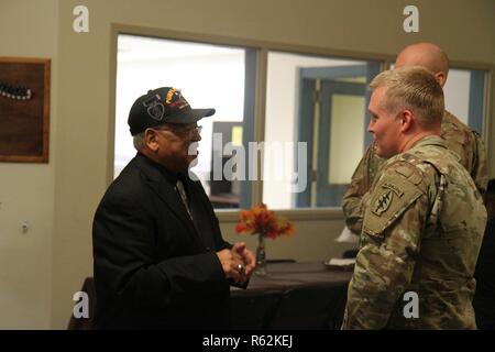 Le Sgt commande. Le Major (ret.) Leslie F. Matthews et pasteur de l'église de l'Unité Centre Chrétien parle de soldats et des chefs de 4e et 8e Groupe d'opérations psychologiques (Airborne) lors d'un dîner de Thanksgiving fournis aux soldats résidant dans la caserne. Les membres du personnel de l'unité, Christian centre de Fayetteville servi le dîner de Thanksgiving à plus de 100 soldats affectés à la 4ème et 8ème programme (A) qui résident dans les casernes, le 16 novembre. Cette occasion regroupe des militaires et des civils pendant la saison de vacances pour édifier une communauté plus forte relation avec la population de Fayetteville. Banque D'Images