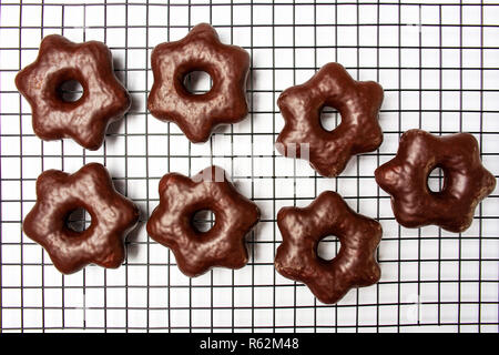 Bretzels au chocolat maison sur une grille de cuisson vue supérieure Banque D'Images