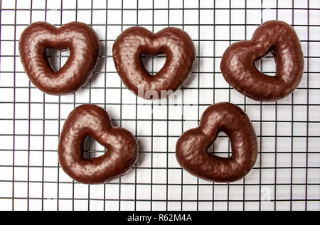 Bretzels au chocolat maison sur une grille de cuisson vue supérieure Banque D'Images