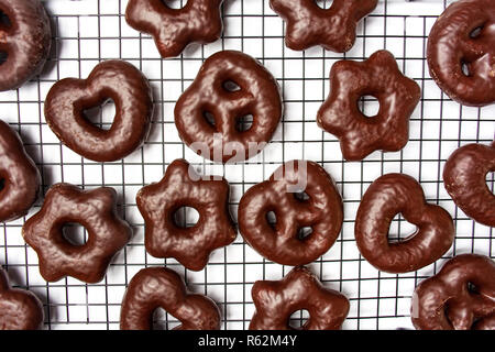 Bretzels au chocolat maison sur une grille de cuisson vue supérieure Banque D'Images