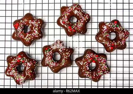 Bretzels au chocolat maison sur une grille de cuisson vue supérieure Banque D'Images