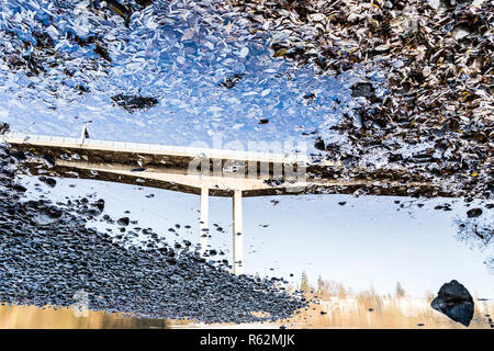 Pont de l'autoroute en miroir dans l'eau en automne, Berne, Suisse Banque D'Images