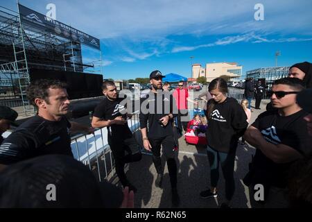 Les entraîneurs guerrier Alpha discuter des détails avant le début de l'Air Force Alpha Warrior bataille finale 17 Novembre, 2018 la concurrence, Alpha Warrior Proving Grounds, parc Retama, Selma, Alabama. Air Force Guerrier Alpha favorise la résilience et prêt d'un membre de la famille par le moral des employés et de camaraderie. La bataille Finale 2018 Concours comprend l'armée américaine et de la marine des équipes pour la première fois. Banque D'Images