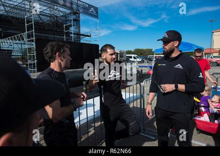 Les entraîneurs guerrier Alpha discuter des détails avant le début de l'Air Force Alpha Warrior bataille finale 17 Novembre, 2018 la concurrence, Alpha Warrior Proving Grounds, parc Retama, Selma, Alabama. Air Force Guerrier Alpha favorise la résilience et prêt d'un membre de la famille par le moral des employés et de camaraderie. La bataille Finale 2018 Concours comprend l'armée américaine et de la marine des équipes pour la première fois. Banque D'Images