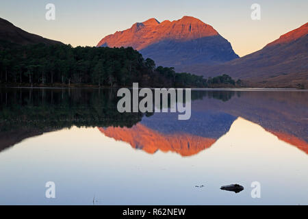 Liathach au lever du Loch Torridon mountains Ecosse Clair Banque D'Images