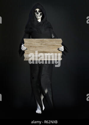 Reaper femelle ou une sorcière vêtue d'un manteau noir holding a blank panneau en bois, rendu 3D. Fond sombre. Banque D'Images