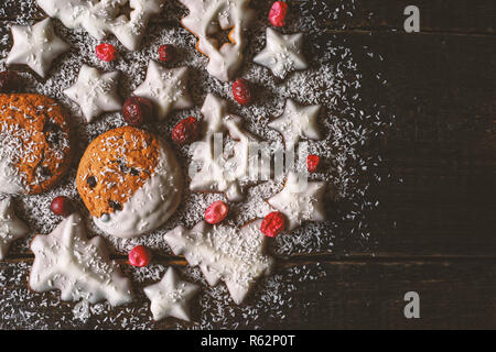 Boule de Noël faite par les cookies et les baies sur le fond en vue d'en haut Banque D'Images
