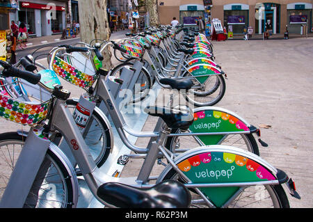 Avignon, France - 22 juillet 2011 : Rangée de vélos à louer dans la vieille ville d'Avignon, France au cours de l'Art Festival Off. Banque D'Images