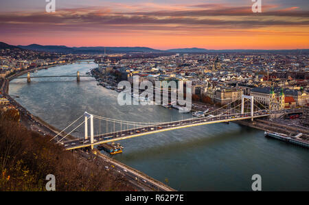 Budapest, Hongrie - Pont Elisabeth (Erzsebet Hid) et pont à chaînes Széchenyi sur un beau matin d'automne avec les nuages colorés Banque D'Images