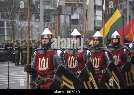 Les soldats lituaniens en robe d'apparat lituanienne historique mars au cours de la 100 e anniversaire défilé de la re-création de l'armée lituanienne de Vilnius, Lituanie, 24 novembre 2018. Plus de 20 nations ont participé au défilé et leur siècle lituanien proclamation de l'indépendance de l'Empire russe. Banque D'Images