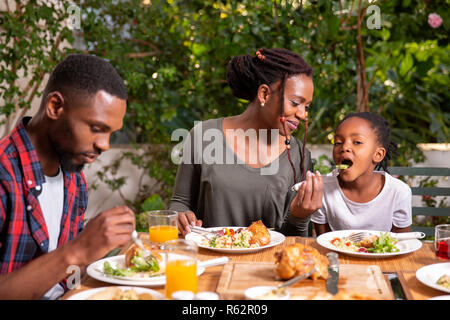 Une famille de manger ensemble à midi Banque D'Images