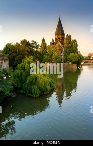 Église protestante du nouveau Temple (Temple Neuf) par l'heure d'or dans le Metz, France. Banque D'Images