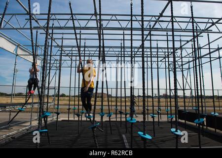 Guerrier Alpha athlètes compétitionner sur un obstacle course pendant la guerrier Alpha bataille finale inter-services, de l'événement, le 17 novembre 2018, à l'Alpha Warrior Proving Grounds, parc Retama, Selma, Alabama. Air Force, Programme Guerrier Alpha dans sa deuxième année, est en cours d'intégration sur des installations à travers le monde entier pour aider à construire sur le fitness fonctionnel d'aviateurs. Air Force Guerrier Alpha favorise la résilience et prêt d'un membre de la famille par le moral des employés et de camaraderie. La bataille Finale 2018 Concours comprend l'armée américaine et de la marine des équipes pour la première fois. Banque D'Images