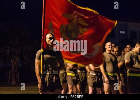 Le Sgt. Juan Reynoso, la couleur de l'équipe d'atterrissage sergent bataillon, 1e Bataillon, 4e bataillon des Marines, détient les couleurs avant un "Thanksgiving Turkey Trot" exécuté au camp Hansen, Okinawa, Japon, le 22 novembre 2018. BLT 1/4 récemment arrivés d'accueil leur Base du Corps des Marines à Camp Pendleton, en Californie, et est actuellement l'élément de combat terrestre pour la 31e Marine Expeditionary Unit. Reynoso est un résident de Sunnyside, Washington, et diplômé de l'école secondaire de Sunnyside. La 31e MEU, le Marine Corps' seulement continuellement de l'avant-déployés MEU, fournit une force flexible prêt à exécuter un large-r Banque D'Images