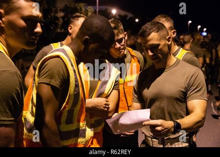 Le lieutenant-colonel Chris Tolliver, commandant du 1er Bataillon, 4ème Marines, examine l'itinéraire d'un "Thanksgiving Turkey Trot" exécuté avec ses marins au Camp Hansen, Okinawa, Japon, le 22 novembre 2018. BLT 1/4 récemment arrivés d'accueil leur Base du Corps des Marines à Camp Pendleton, en Californie, et est actuellement l'élément de combat terrestre pour la 31e Marine Expeditionary Unit. Tolliver est un résident de Winter Park, Floride, et diplômé de l'Université de Floride Centrale. La 31e MEU, le Marine Corps' seulement continuellement de l'avant-déployés MEU, fournit une force flexible prêt à exécuter un large- Banque D'Images