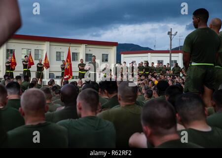 Le lieutenant-colonel Chris Tolliver, commandant du 1er Bataillon, 4ème Marines, parle au bataillon's Marines et les marins après un "Thanksgiving Turkey Trot" exécuté au camp Hansen, Okinawa, Japon, le 22 novembre 2018. BLT 1/4 récemment arrivés d'accueil leur Base du Corps des Marines à Camp Pendleton, en Californie, et est actuellement l'élément de combat terrestre pour la 31e Marine Expeditionary Unit. Tolliver est un résident de Winter Park, Floride, et diplômé de l'Université de Floride Centrale. La 31e MEU, le Marine Corps' seulement continuellement de l'avant-déployés MEU, fournit une force flexible prêt à perfo Banque D'Images